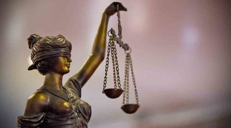 Brasil: Casal é condenado a pagar mais de 17 milhões de KZ ao filho após expulsá-lo de casa por revelar sua orientação sexual