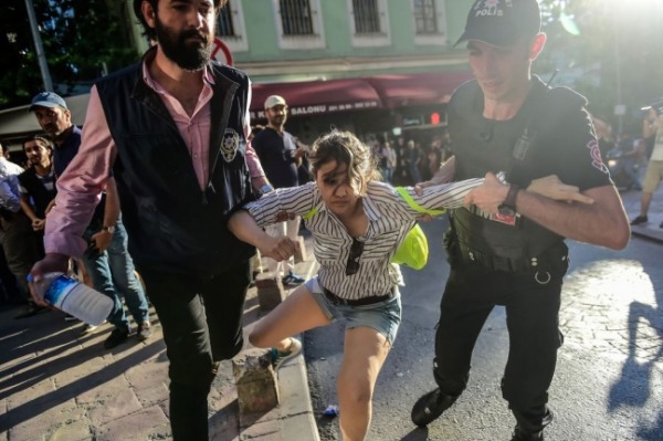 Turquia: Regime de Erdogan prende mais de 40 activistas LGBTQI+ durante operação policial